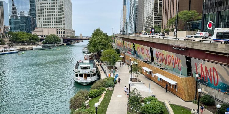 a river runs through the center of a city