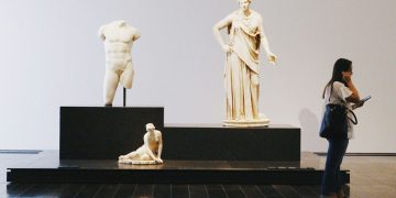 woman standing on woman wearing white dress statue